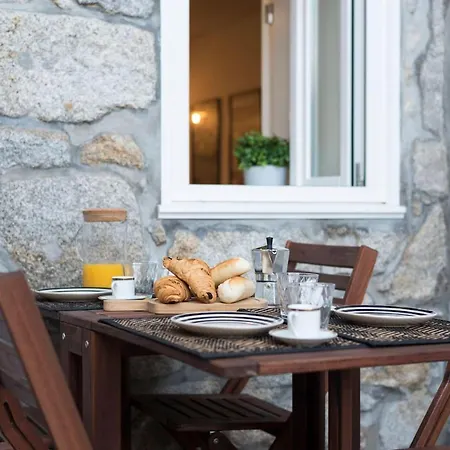 Lovelystay - Peaceful Living W/ Backyard Apartman Porto