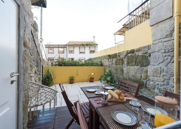 Lovelystay - Peaceful Living W/ Backyard Porto
