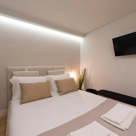 Lovelystay - Peaceful Living W/ Backyard Appartement Porto