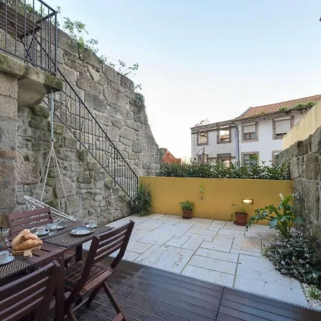 Lovelystay - Peaceful Living W/ Backyard Porto