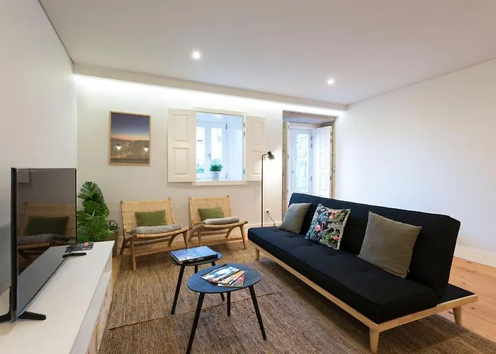 Lovelystay - Peaceful Living W/ Backyard Apartment Porto