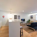 Lovelystay - Peaceful Living W/ Backyard شقة بورتو