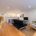 شقة Lovelystay - Peaceful Living W/ Backyard