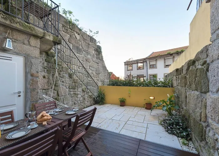 Lovelystay - Peaceful Living W/ Backyard Oporto